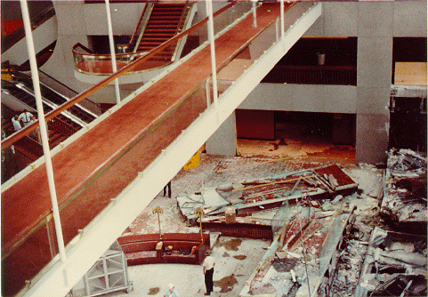 미국 미주리주 캔자스시티의 하얏트 리젠시 호텔에서 고가통로가 무너진 후 현장 모습. 위키피디아