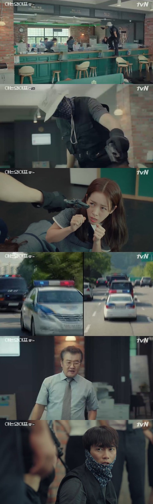 Han Ji-min, a knowing wife, showed his base in training.In the TVN drama Knowing Wife, which aired on the afternoon of the 15th, World Bank employees were shown being trained to simulate a window accident.I want to go to the restaurant, said Seo Woo Jin (Han Ji-min).I can not do it because of stressful bladder infection. After the training, the evaluation time continued. The manager told Seo Woo Jin, who was a reporting and observation team, I did not observe but stimulated the intensity of the gun.If youre upset, youre going to have a gunshot wound to your body?Ill be careful, said Seo Woo Jin, but I have a question: Are you saying Belle is Noor after the robbery?The manager then taught, The first and second things that matter in real situations are safety.