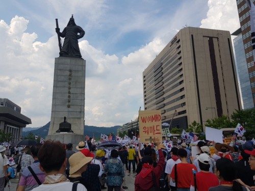 ì 73주ë
ê´ë³µì ì¸ 15ì¼ ë³´ìë¨ì²´ âëíë¯¼êµ ìí¸ ë¹ìêµë¯¼íìâ 주ìµë¡ ì´ë¦° ìì¸ ê´í문ê´ì¥ í극기 ì§íìì í극기ì ì±ì¡°ê¸°ë¥¼ ë ì¸í ìì¼ë¡ í ì¬ì±ì´ ë¨ì± íì¤ ì»¤ë®¤ëí° âìë§ëâ íìì ë¤ê³ 걸ì´ê°ê³ ìë¤.