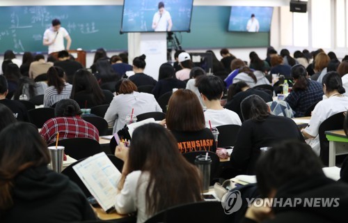 경찰 채용시험이 한 달도 남지 않은 2018년 8월 3일 서울 동작구의 한 학원에서 시험 준비생들이 강의를 듣고 있다 [연합뉴스 자료사진]