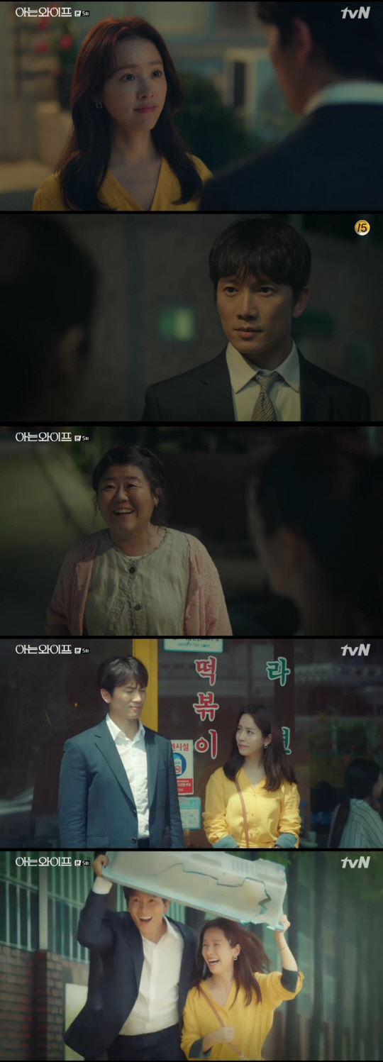 Would knowing wife Han Ji-min accept the Confessions of Jang Seung-jo?In the TVN drama Knowing Wife, which was broadcast on the 15th, Yoon Jong-hoo (Jang Seung-jo) was Confessions to Seo Woojin (Han Ji-min).On this day, Cha Ju-hyuk (intellectual) groped Memory and visited Woojins old house.And there, I encountered the mother of Woojin, the old Zhang Mo, and Woojins mother surprised Juhyuk by shouting the car west as if to remember the past.Woojin, who was embarrassed by her mother who recognized herself, was shocked when she heard that Woojin mother was dementia.Woojin Mom said, Lets hold it for a long time, our son-in-law. So Ju-hyuk felt complicated feelings.But then he was treated with a kindness, Zhang Mo. Is Zhang Mo really memory, or because of dementia?, especially when she recalled vividly the past days of her time as Joo Hyuk and Zhang Mo son-in-law.Since then, Joo Hyuk has been careful about Woojin. He was worried about his mothers health, helping the company to do difficult things, and showing kindness.The two became closer and closer, and the more Joo Hyuk felt a sad feeling as he recalled his past marriage to Woojin.After the end, he also showed interest in Woojin. He cared for the affection of the end and Woojin.After the end, he approached Woojin actively asking for his preferred male style.In the end, the end of the day left the company alone and presented his lunch box to Woojin, who is doing Night Shift.I knew there was a Paul Manafort, but I could not imagine it, Woojin said to the end of the lunch box, and the end of the story was This is not Paul Manafort; its of interest.I am interested in Woojin, do not you want to meet me once? And Juhyuk witnessed this, and Juhyuk felt a complicated subtle feeling of jealousy.Whether Woojin will accept the confessions after the end, attention is focused on changes in their future relationships.