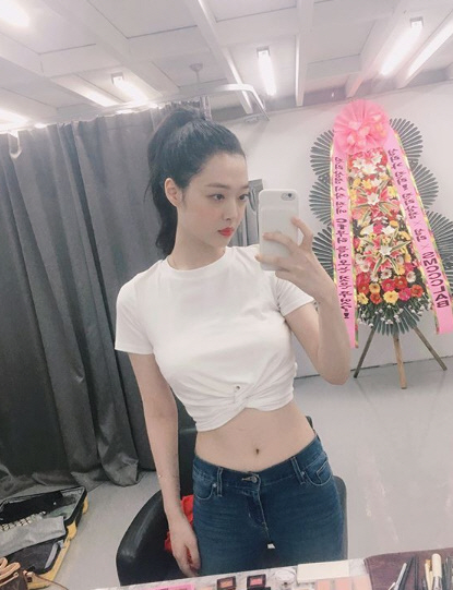 Actor Sulli showed off his perfect visuals.Sulli posted several photos on her SNS on the 16th.In the photo, Sulli is taking a selfie with a pure beauty. Sulli, a representative juice beauty in the entertainment industry, caught her eye with red lips contrasting with white skin.Especially, Sullis brilliant visuals are attracting more attention with simple fashion.Sulli has been restating since leaving the girl group F.X. (f(x) and appearing in the film Real.Sulli posted an SNS article commemorating Comfort Womens Day on the 14th and was supported by Korean fans.