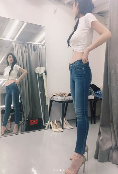Actor Sulli showed off his perfect visuals.Sulli posted several photos on her SNS on the 16th.In the photo, Sulli is taking a selfie with a pure beauty. Sulli, a representative juice beauty in the entertainment industry, caught her eye with red lips contrasting with white skin.Especially, Sullis brilliant visuals are attracting more attention with simple fashion.Sulli has been restating since leaving the girl group F.X. (f(x) and appearing in the film Real.Sulli posted an SNS article commemorating Comfort Womens Day on the 14th and was supported by Korean fans.