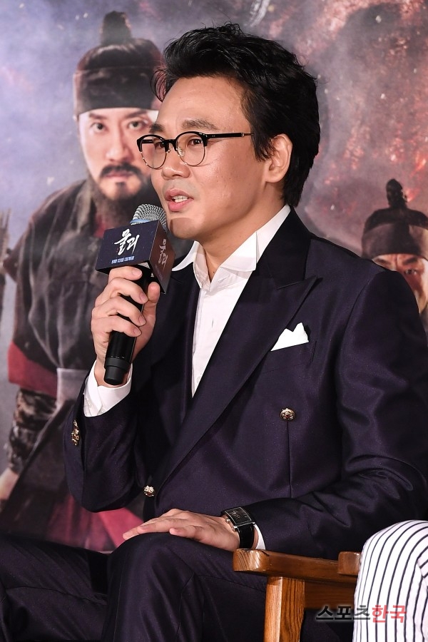 Kim In-kwon attends a report on the production of the film Water Bomb (director Heo Jongho) at the entrance of Lotte Cinema Counter in Gwangjin-gu, Seoul on the morning of the 16th.Water monster is a work that depicts the struggle of the protagonists who have been killed in order to protect the precious person and the fearful Joseon, which is a strange beast with a plague in the 22nd year of the middle class.Kim Myung-min Kim In-kwon Lee Hye-ri, Choi Woo-shik and others will appear. It will be released on September 13th.