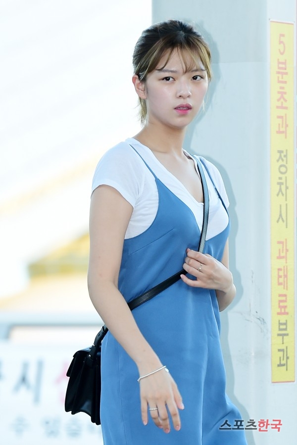 TWICE Jingyeon is leaving for Bangkok, Thailand, through the Incheon International Airport on the afternoon of the 16th.