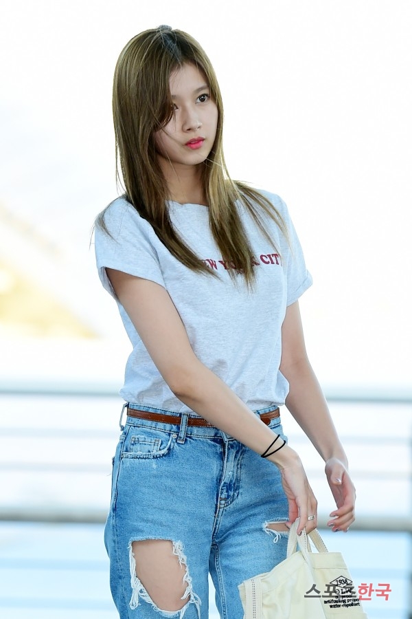 TWICE Sana is leaving for Bangkok, Thailand, through the Incheon International Airport on the afternoon of the 16th.