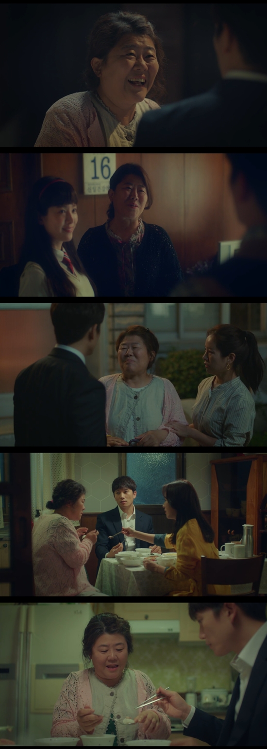 In the TVN drama Knowing Wife broadcast on the 15th, Lee Jung Eun (Woojin Mo) continued to call Ji Sung (Cha Ju-hyuk) the Cha West.Lee Jung Eun took care of Ji Sungs favorite kimchi.Ji Sung felt sorry for Han Ji-min after learning that Lee Jung Eun had suffered from dementia a year ago.Before his wife changed, Han Ji-min said he had something to discuss with his mother, but Ji Sung did not think it was a big deal.Even on the day Ji Sung and Han Ji-min caught the voice phishing criminal, Lee Jung Eun was happy to call Ji Sung the Cha West.I went home as soon as I saw Ji Sung, saying I was going to see my husband, and I ate only the mackerel given by Han Ji-min and Ji Sung.Ji Sung called Lee Jung Eun the mother-in-law.On that day, Han Ji-min chewed on the dream of questioning every day, thinking that he was familiar with hearing the voice Woojin.Last week, when Lee Jung Eun called Ji Sung the car west, viewers were divided into just a symptom of dementia and I know something.On this day, Lee Jung Eun consistently called Ji Sung the Cha Seobang, and at that time, Han Ji-min was treated like a married person, which was different from the symptoms of dementia.Whether it is really knowing or just dementia is the key. Attention is focusing on how Lee Jung Eun will lead the drama.