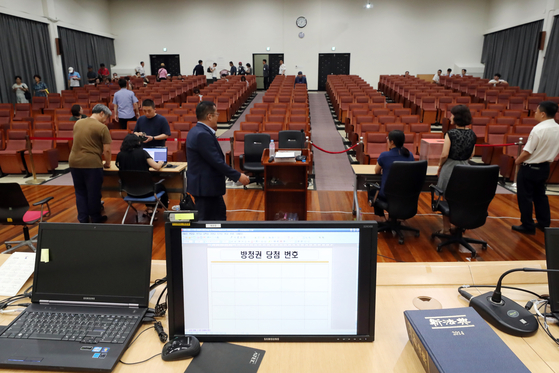 16일 오후 서울 서초구 서울회생법원에서 열린 박근혜 전 대통령 '국정농단' 사건 2차 선고 공판 방청권 공개 추첨에서 시민들이 방청권 응모를 하고 있다. 박 전 대통령의 선고 공판은 오는 24일 오전 10시 서울고등법원 312호 법정에서 열린다. [뉴스1]