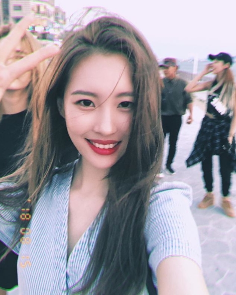 Singer Sunmi from the group Wonder Girls showed off her watery beautiful looks.Sunmi posted two photos on her Instagram account on August 15.The photo featured Sunmi in a light blue striped patterned costume, who stares at the camera as she poses V with her long straight hair loosened.Sunmis right-hand skin and red lips blend in harmoniously to look attractive.The fans who responded to the photos responded such as How are you so beautiful, It is not a human world beautiful look and It is beautiful. Goddess.delay stock
