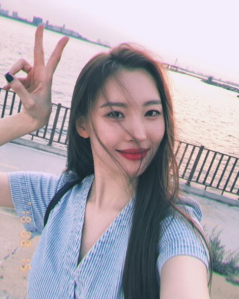 Singer Sunmi from the group Wonder Girls showed off her watery beautiful looks.Sunmi posted two photos on her Instagram account on August 15.The photo featured Sunmi in a light blue striped patterned costume, who stares at the camera as she poses V with her long straight hair loosened.Sunmis right-hand skin and red lips blend in harmoniously to look attractive.The fans who responded to the photos responded such as How are you so beautiful, It is not a human world beautiful look and It is beautiful. Goddess.delay stock