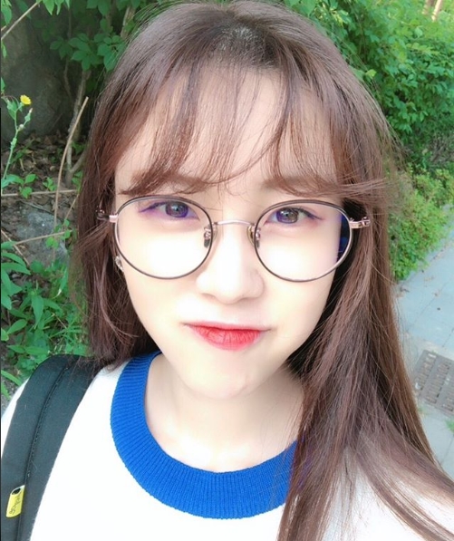 Singer Jun Hyoseong, a former group secret, showed off her bluish look.Jun Hyoseong posted a picture on his instagram on August 16 with an article entitled Todays weather is completely clear.In the photo, Jun Hyoseong, who takes a selfie with round glasses, is shown.Jun Hyoseong has finished his beautiful look during the extreme, down to the bangs; Jun Hyoseongs right-hand skin and shiny good eyes are attractive.Fans who responded to the photos responded such as What is the secret to getting younger?, Angels are strong on the ground and Beautiful looks are clear.delay stock