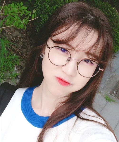 Singer Jun Hyoseong, a former group secret, showed off her bluish look.Jun Hyoseong posted a picture on his instagram on August 16 with an article entitled Todays weather is completely clear.In the photo, Jun Hyoseong, who takes a selfie with round glasses, is shown.Jun Hyoseong has finished his beautiful look during the extreme, down to the bangs; Jun Hyoseongs right-hand skin and shiny good eyes are attractive.Fans who responded to the photos responded such as What is the secret to getting younger?, Angels are strong on the ground and Beautiful looks are clear.delay stock