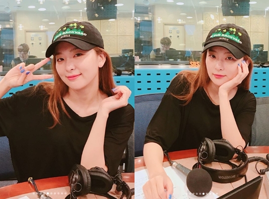 Group Red Velvet members Hwa-Jeong Chois Power Time certified photos were released.SBS Power FM Hwa-Jeong Chois Power Time official Instagram posted a selfie photo of the members on August 16 with the article Red Velvet Complete I met for a long time.The photos show Irene, Yeri, Sly, Wendy and Joy taking pictures. The members fresh faces catch their attention.Even though she is dressed in a hat and a T-shirt, the beauty of the shining members attracts Eye-catching.The fans who responded to the photos responded such as I love you, Thank you for the beautiful pictures and How long will you be beautiful?delay stock