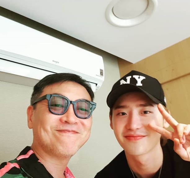 Actors Kim Ui-Seong and Lee Jong-suk still showed off their sticky loyalty after the end of MBC drama W..Kim Ui-Seong posted a photo on her Instagram account on August 16 with the caption: I had lunch with the Tochi (Lee Jong-suk nickname) for a long time; of course, the money is the Tochi.Inside the photo was Kim Ui-Seong, who takes a selfie alongside Lee Jong-suk, who smiles brightly as they stare at the camera.Lee Jong-suks warm-looking look draws Eye-catching, with the amicable vibe of Lee Jong-suk and Kim Ui-Seong also notable.The fans who responded to the photos responded I love you again and I recently reviewed W.! It looks good.delay stock