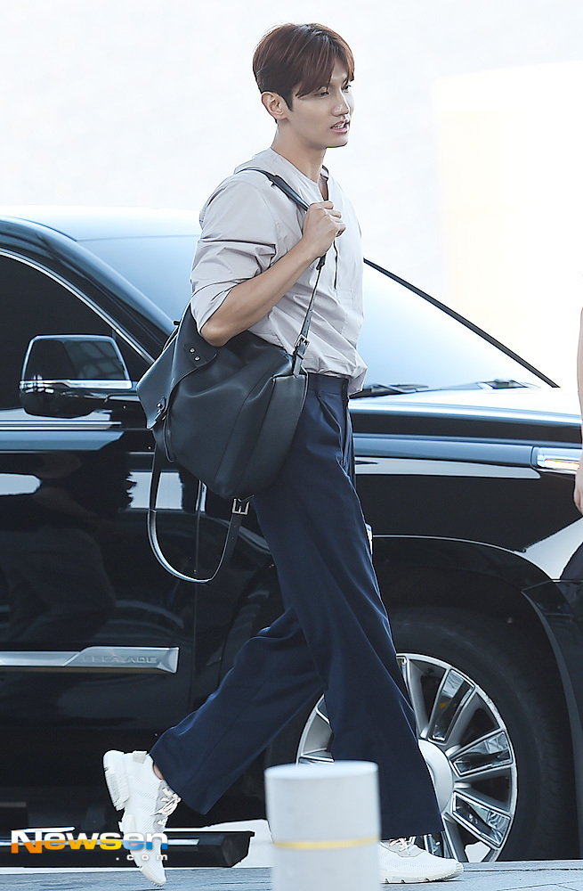 TVXQ departed for Bangkok, Thailand on August 16th through Incheon International Airport in Unseo-dong, Jung-gu, Incheon.TVXQ Changmin is heading for the Golden Gate Bridge on the day of departure.You Yong-ju