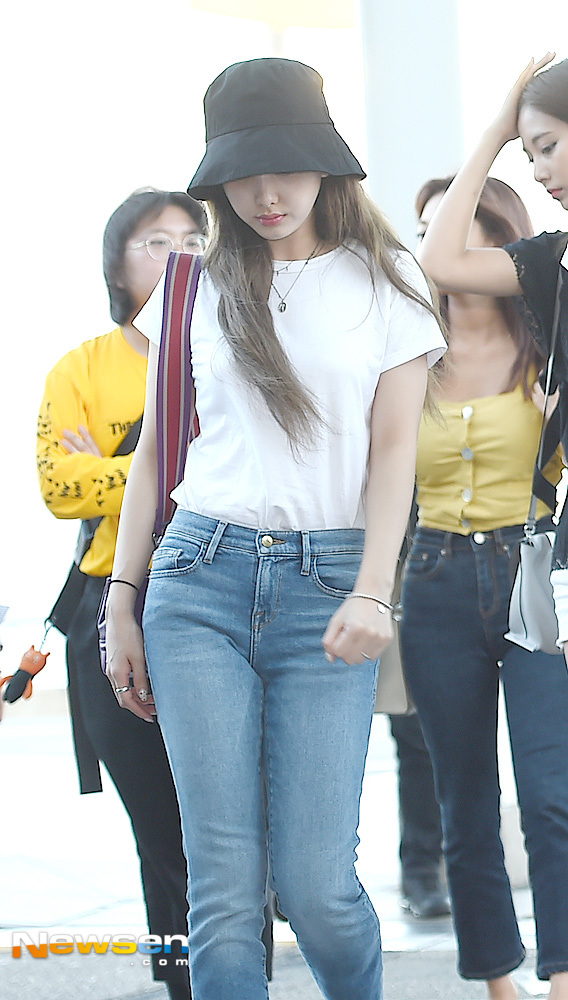 Girl group TWICE departed to Bangkok, Thailand through the Incheon International Airport in Unseo-dong, Jung-gu, Incheon on the afternoon of August 16th.TWICE Nayeon is heading for the Golden Gate Bridge on the day.You Yong-ju