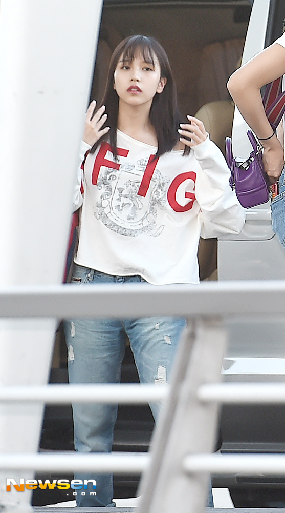 Girl group TWICE departed to Bangkok, Thailand through the Incheon International Airport in Unseo-dong, Jung-gu, Incheon on the afternoon of August 16th.TWICE Mina is heading for the Golden Gate Bridge.You Yong-ju