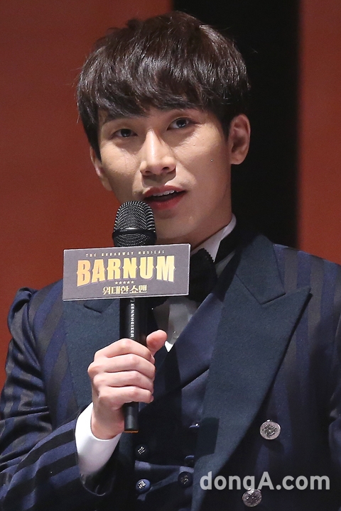 The musical Barnum: Great Showman Prescall, held at the Grand Theater of Chungmu Art Center in Jung-gu, Seoul on the 16th, included Yoo Jun-sang, Park Gun-hyung, Kim Jun-hyung, Lee Chang-hee, Yoon Hyung-ryul, Seo Eunkwang, Kim So-hyang, Cheuni, Sindela and Lisa.Seo Eunkwang, who plays the role of Amos Scudder, Barnums assistant in the play, gave a sudden news of enlistment.Seo Eunkwang, who enlisted on the 21st, was unable to perform afterwards.Im sorry to the audience who made the reservations after that, so I prepared the Sixs performance as best I could, said Seo Eunkwang.I will try to show you the best.The acting was the most important musical I have ever done, he said of Barnum. It is a work that has lost a lot of fear of acting.If I can do my discharge, I want to try again. Seo Eunkwang further commented on the sudden enlistment: The situation was talked about the musical side and the company and the enlistment.In fact, I applied for postponement of enlistment, but as the military bill was strengthened, I joined the military. Im sorry and Im sorry that this situation was created. Its not anyones fault.But I think that this word can be given as an excuse. He said, I will finish the remaining performances well. Earlier, Cube Entertainment said on June 6, Seo Eunkwang will join Active duty on August 21st.Seo Eunkwang wanted to join the quiet enlistment, so I decided not to disclose the place and time of enlistment. Seo Eunkwang said through his agency, I am sorry for the fans who would have been surprised by the sudden enlistment.I am so sorry and sorry for the promise that I have not kept because I have a lot of promises with my fans. I will keep my promises because I have come back healthy after fulfilling my duty of defense. 