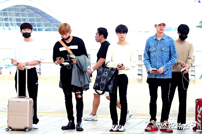 On the afternoon of the 15th, the group Wanna One is leaving for Netherlands through Incheon International Airports Terminal 1 for a World Tour concert.Kang Daniel Outstanding All Black DigestionLi Kwanlin Naolo RunwayPark Woo-jins Perfect PhysicalPark Ji-hoon Sight Focus, Burning HairOng Sung-woo Fashion genius to followYoon Ji-sungs Cute GingerLee Dae-hwi White PurityHwang Min-hyun Emperor Visual TodayIll be back.
