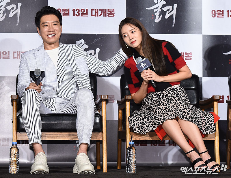 Actor Kim Myung-min, who attended the movie Monstrum Production Briefing Session at the entrance of Lotte Cinema Counter in Jayang-dong, Seoul on the morning of the 16th, is stroked the head of Girls Day Hyeri.