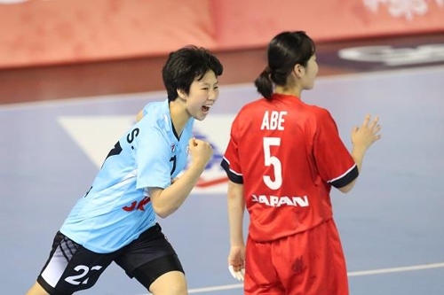 박소연(왼쪽)의 환호하는 모습. [국제핸드볼연맹 인터넷 홈페이지 사진 캡처]