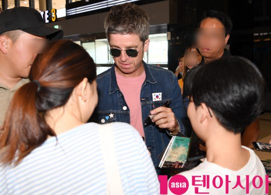 Noel Gallagher, a vocalist and lead guitarist of the former British national band Oasis, signs the paddles by leaving for Japan via Gimpo International Airport after a Korean performance on the morning of the 17th.Oasis has been a popular team with explosive popularity, with seven regular albums released as the UKs top national band that led to the revival of Britpop, receiving praise as The Beatles since its formation in 1991, as well as a huge success in the US market and selling more than 70 million copies worldwide.