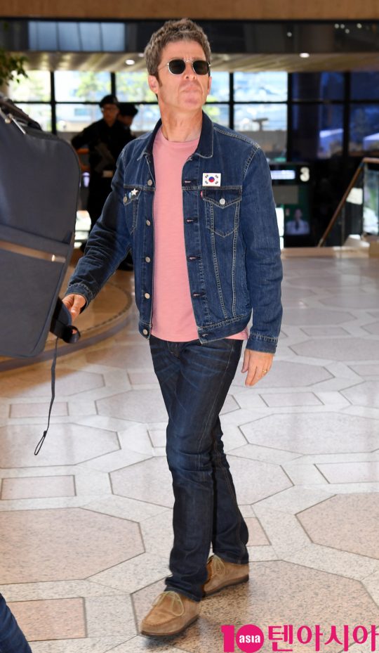 Noel Gallagher, a vocalist and lead guitarist of the British national band Oasis, is showing off his airport fashion by leaving for Japan through Gimpo International Airport after a Korean performance on the morning of the 17th.Oasis has been a popular team with explosive popularity, with seven regular albums released as the UKs top national band that led to the revival of Britpop, receiving praise as The Beatles since its formation in 1991, as well as a huge success in the US market and selling more than 70 million copies worldwide.