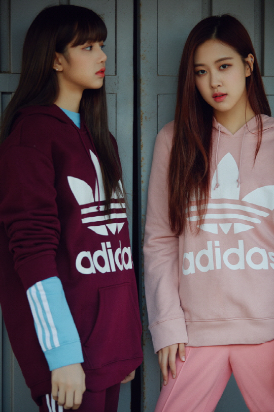 A charming picture of girl group BLACKPINK has been released.Models cheeky ratio and excellent fashion digestion power have been constantly receiving love calls from Fashion industry. Group BLACKPINK and Adidas OLizzynals have released a picture image together.BLACKPINK members JiSoo, Lisa, and Rose completed the free-spirited and unique atmosphere by completely digesting the items representing Adidas OLizynals such as the newly released P.O.D and City Marathon.Meanwhile, BLACKPINK released its mini album Square Up (SQUARE UP) in June and acted as Tudududou and Forever Young.