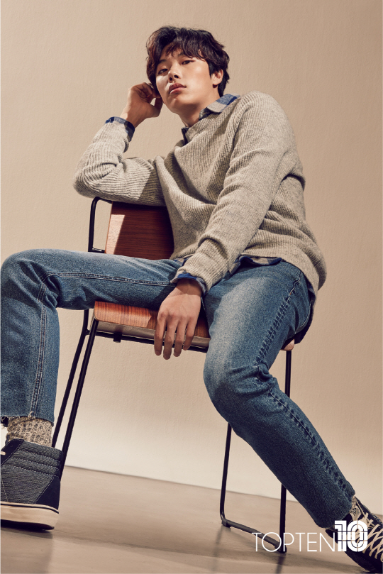 Actor Ryu Jun-yeol presented a casual pictorial singing autumn.The SPA brand TopTEN10) has unveiled a 2018 autumn season pictorial with exclusive Model Actor Ryu Jun-yeol and Model Shim Sooung.In the public picture, Ryu Jun-yeol and Shim Sooung showed loose overfits that can feel comfort in everyday life, and trendy layering while basic items such as carmel, beige, Earls, and neutral color.Ryu Jun-yeol in the picture layered the navy inner and Brown Check shirt to show a soft chic charm, while showing the authenticity of the campus boyfriend with casual hoodie and shell jacket.In addition, it has a natural hairstyle as well as a look and pose that can feel chic, and it has made basic items more luxurious.