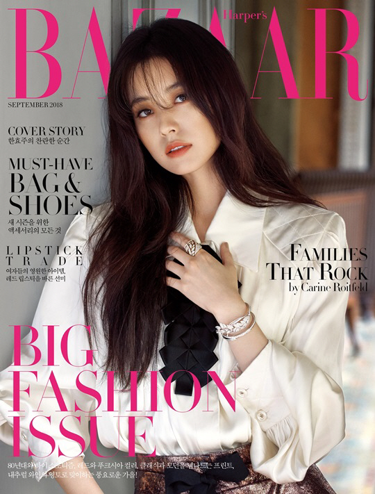 Goddess of Paris .. Han Hyo-joo, alluring atmosphere <p>Fashion magazine Harpers Bazaar Korea has released a cover and a fashion picture report together with Han Hyo-joo. Located on the outskirts of Paris in July, with a small collection of 18th century style castles, it included a beautiful aura of actor Han Hyo-joo.</p><p>Her relaxed confident attitude got the light even higher Jewelry and Ohyeyeojo. On a hot summer day I showed him led the field staff with the professional appearance without a sign of tiredness even taking a long photo shoot.</p><p>Beautiful stories and visuals like a fairy tale are monitored in the Bazaar September issue.</p>
