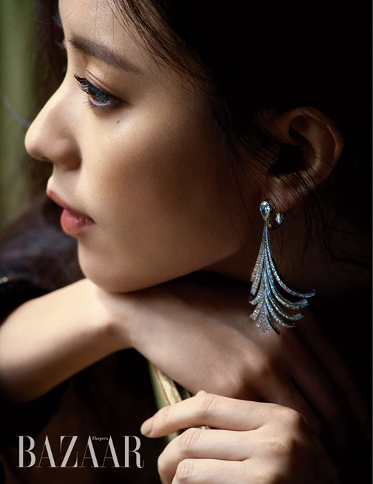 Actor Han Hyo-joo reveals alluring figureFashion magazine Harpers Bazaar Korea has released covers and fashion pictures with Han Hyo-joo.In July, it was a picture of an 18th century small castle located outside Paris, and it contains the beautiful aura of Actor Han Hyo-joo.Her relaxed, confident attachment was further lit up by a mix of high jewelry.On a hot summer day, he showed a professional appearance without any tiredness in the long-term shooting, leading the field staff.A beautiful story and visual like a fairy tale can be found in the September issue of Bazaar.