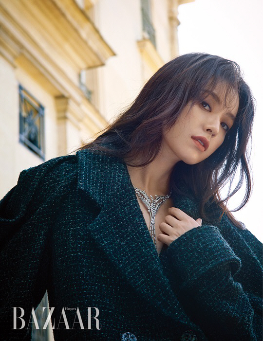 Actor Han Hyo-joo reveals alluring figureFashion magazine Harpers Bazaar Korea has released covers and fashion pictures with Han Hyo-joo.In July, it was a picture of an 18th century small castle located outside Paris, and it contains the beautiful aura of Actor Han Hyo-joo.Her relaxed, confident attachment was further lit up by a mix of high jewelry.On a hot summer day, he showed a professional appearance without any tiredness in the long-term shooting, leading the field staff.A beautiful story and visual like a fairy tale can be found in the September issue of Bazaar.