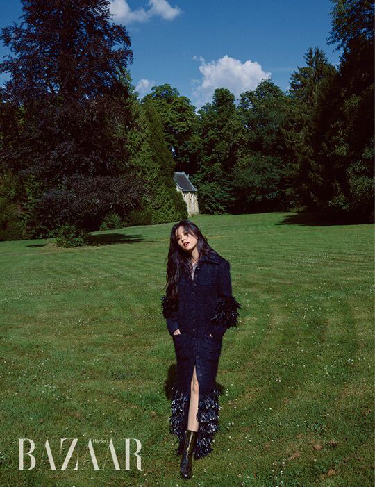 Goddess of Paris .. Han Hyo-joo, alluring atmosphere <p>Fashion magazine Harpers Bazaar Korea has released a cover and a fashion picture report together with Han Hyo-joo. Located on the outskirts of Paris in July, with a small collection of 18th century style castles, it included a beautiful aura of actor Han Hyo-joo.</p><p>Her relaxed confident attitude got the light even higher Jewelry and Ohyeyeojo. On a hot summer day I showed him led the field staff with the professional appearance without a sign of tiredness even taking a long photo shoot.</p><p>Beautiful stories and visuals like a fairy tale are monitored in the Bazaar September issue.</p>