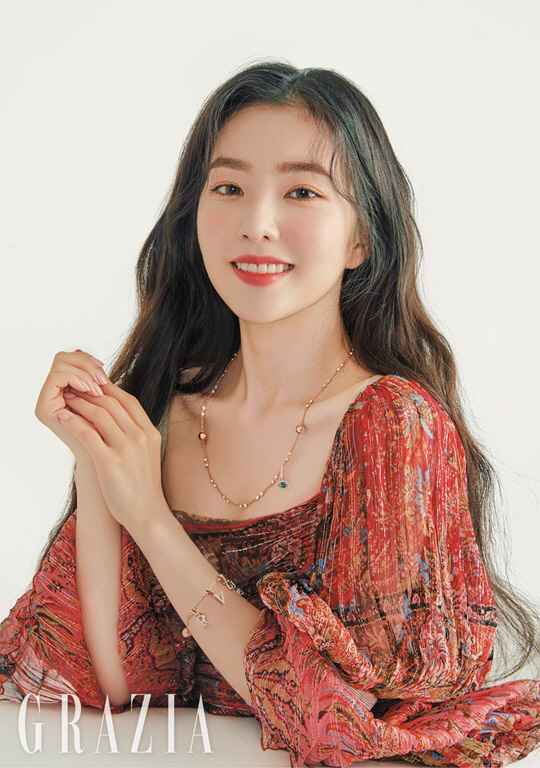 Red Velvet Irene has accessorised the fashion magazine cover.Red Velvets Irene, who has been in the music industry this summer with a new song Power Up, released the cover and picture of the September issue of Gorizia, which was filmed in New York and Seoul.Styling with crystal jewelery and costumes in various designs that make Irenes fresh appearance stand out, this picture captivated with look that would be good for the season.Irene, who moves the day as planned with a list of things to do, exercises, takes rest, and emits bright and positive energy even during the busy schedule to and from the two cities.Irene also said in an interview, The habit of planning and preparing in advance is a way to protect me in some ways.I want to repay the support I receive and I want to be a person who fits. In the September issue of Gorizia, you can meet more interviews with Irene, who is the team leader and growing four years after his debut.