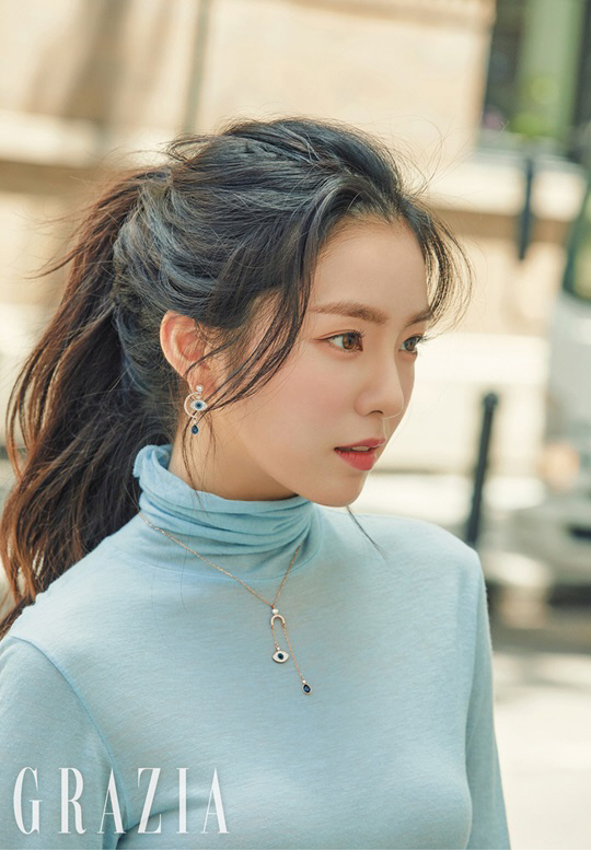 Red Velvet Irene has accessorised the fashion magazine cover.Red Velvets Irene, who has been in the music industry this summer with a new song Power Up, released the cover and picture of the September issue of Gorizia, which was filmed in New York and Seoul.Styling with crystal jewelery and costumes in various designs that make Irenes fresh appearance stand out, this picture captivated with look that would be good for the season.Irene, who moves the day as planned with a list of things to do, exercises, takes rest, and emits bright and positive energy even during the busy schedule to and from the two cities.Irene also said in an interview, The habit of planning and preparing in advance is a way to protect me in some ways.I want to repay the support I receive and I want to be a person who fits. In the September issue of Gorizia, you can meet more interviews with Irene, who is the team leader and growing four years after his debut.