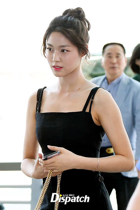 AOA Seolhyun left for Malaysia Kuala Lumpur through Incheon International Airport on the afternoon of the 17th for the K-Wave Music Festival performance.Seolhyun showed off her sullen figure in a super-close black dress.No problem with super-attachment.Beauty of clavicle.The atmosphere of the Goddess.