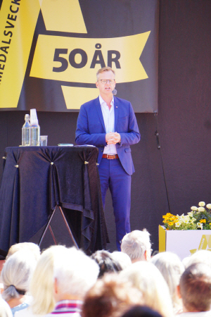 지난 7월 1일 스웨덴 고틀란드의 비스뷔에서 올해로 50주년을 맞은 스웨덴 ‘알메달스베칸’ 행사장에서 미카엘 담베리 기업혁신부 장관이 연설하고 있다.  알메달스베칸 공식 사이트 캡처