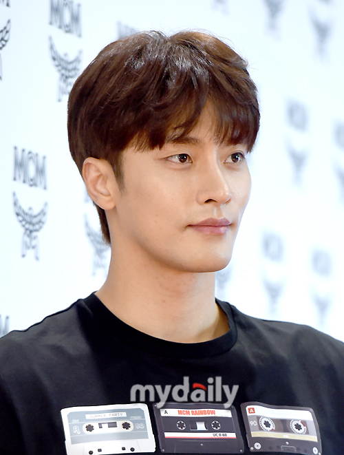 Sung Hoon greets the Fashion brand event held at the Lotte Department Store in Sogong-dong, Seoul on the 17th.