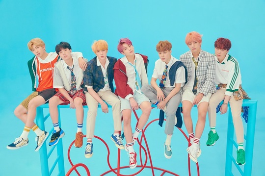 Boygroup BTS repackaged album concept photo was released.On August 17, BTS presented the L version and F version of LOVE YOURSELF Answer at the same time through the official website and SNS channel.The concept photo that was released has a contradictory atmosphere with the previously released S and E versions.The L version of the picture is expressed in the form of a collage of seven members standing side by side in a school look and sporty costume, giving a natural and warm feeling.The F version of the picture is more free-spirited based on a blue light background, sitting side by side on a steel structure in casual wear, showing a boyish charm.minjee Lee
