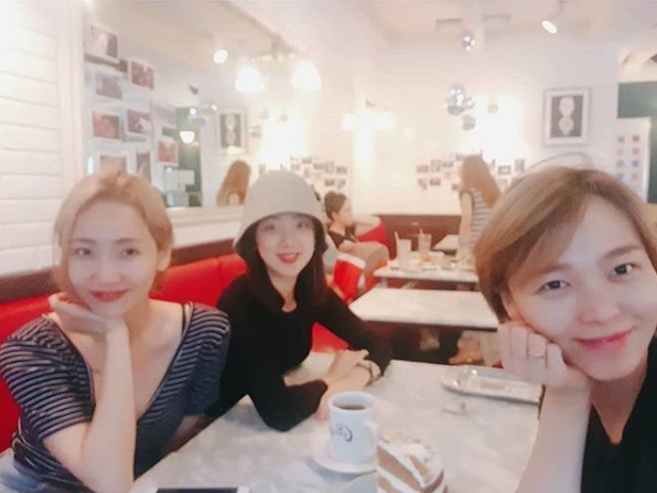 Group Wonder Girls have regrouped.Former Wonder Girls member Sunye posted a picture of herself with Park Ye-eun and Hyeolim on her personal Instagram account on August 16.The three people in the photo are still showing their friendship after withdrawal and disbanding.Sunye expressed his affection for the members, adding, Still flower beauty, you are still in your place.Park Su-in