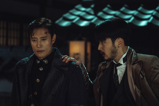 Mr. Shine Lee Byung-hun and Byun Yo-han are all fighting in a bloody match against the romantic crowd, heating the temperature of the house theater.Lee Byung-hun and Byun Yo-han were born as slaves and live miserablely in the TVN weekend drama Mr. Shene (playplayed by Kim Eun-sook/directed by Lee Eung-bok), respectively, and went to the United States to become Captain Marines. Hes showing Days.Especially in the last broadcast, Eugene and Hee Sung, who show their affection for each other, caught the attention.In the play, Eugene handed Aesin a Russian bolt Action Mosinna River, saying, Yesterday you were not in my life, but today you are.That was enough, he said, indicating that he would stay with his enthusiastic affection for Ae-shin.On the other hand, after learning that Aesin is doing medical activities, Hee Sung tells Aesin to break his marriage, Let me be a married person.I will be your shadow, in my suit and in the patriotic Whether who will be the next.Honey, if you are dangerous, run and hide. He said, I am impressed by the audience.Above all, in the 14th episode to be broadcast on the 19th, Lee Byung-hun and Byun Yo-han are playing Battle against the romantic crowd.The scene where the comic who discovered Eugene in crisis surrounded by the lovers in the play blocks Eugene and comes forward.Eugene, who is aiming at the romantics, and a different combination of Heesung standing side by side with a sticker attracts attention.There is a growing curiosity about the story of two people struggling with the people.In the shooting of Lee Byung-hun and Byun Yo-hans brave pairs, the two unsavoury Hot Summer Days have improved their perfection.The two men were prepared to prepare for the intense action of throwing the whole body against the lovers, meticulously putting together and making a line of movement.Moreover, the two of them made a scene of a scene, creating a new improvisational action, and tried the witty adverb in various ways, making the audience feel resilient.In addition, Lee Byung-hun and Byun Yo-han have raised the atmosphere of the scene by making efforts from rehearsal to ruin.The two serious and comical performances have been completed in a fantastic harmony, enhancing the attraction.Lee Byung-hun and Byun Yo-han are playing a vital role in the field based on their solid acting skills, the production company said. In the drama, please expect the broadcast this week to show what kind of big success Eugene and Heesung will play as competitors between Aesin.hwang hye-jin