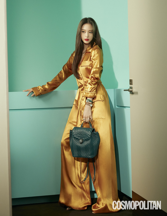 Han Ye-seul radiates a fascination auraHan Ye-seul, who became the cover model for the September issue of Cosmo Politan, unveiled a new 2018 F/W bag picture with Bulgari on August 17.Fashion icon Han Ye-seul has focused his attention on the unique urban and lovely charm by directing the key bags of the Serpenty Forever collection, a signature bag line of Bulgari, in different stylings to match various looks.The chic off-shoulder top emphasizes sophistication with a wine-colored shoulder bag, and the ruffle detail outfit adds a lovely charm with a metallic leather pink tote bag.In addition, the glam jumpsuit showed her unique styling sensation by showing street - chic with a backpack of vivid green color.emigration site