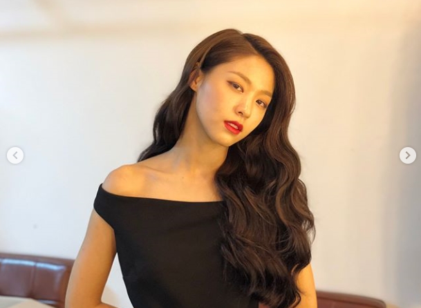 Seolhyun has unveiled the scene of the AD shooting.AOA Seolhyun posted several photos taken at the scene of AD shooting on his instagram on August 17.In the photo, Seolhyun is wearing a white and black dress and shows off her unique health. The girl group center-down goddess visual catches her eye.kim ye-eun