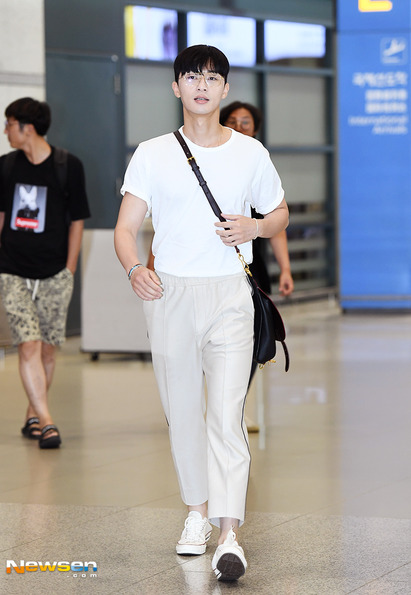 <p>The actor Park Seo-joon finished overseas schedule and entered through Incheon International Airport Terminal 1 on the morning of August 17.</p><p>This day Park Seo-joon is coming out walking at the immigration gate.</p>