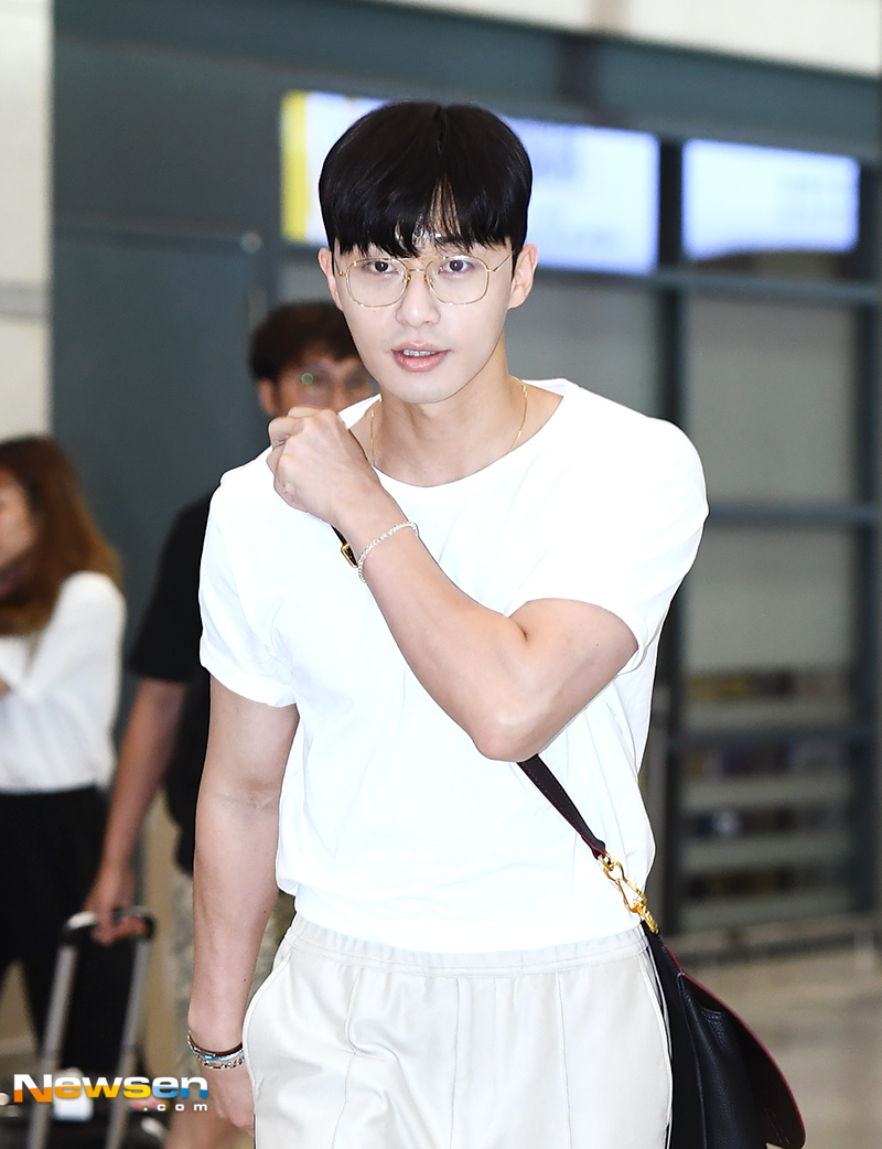 <p>The actor Park Seo-joon finished overseas schedule and entered through Incheon International Airport Terminal 1 on the morning of August 17.</p><p>This day Park Seo-joon is coming out walking at the immigration gate.</p>
