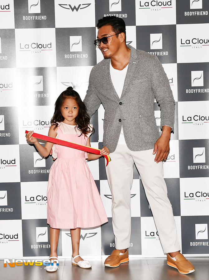 On August 17, UnitedHealthcare Inc Bodyfriend Advertising Model Yoshihiro Akiyama - Choo Sa-rang Fan Signing Event was held at the Gwanghwamun Direct Exhibition Center in Jongno-gu, Seoul.On this day, Yoshihiro Akiyama - Chu Love is posing affectionately.Lee Jaeha