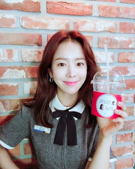 Actor Han Ji-min has released a photo of a coffee car that fans presented to the TVN drama Knowing Wife shooting scene.Han Ji-min said on August 17th, I am going to run hard on all the knowing wife teams with a heart full of thanks you.Thank you and posted several photos.In the photo, Han Ji-min stares at the camera with a calyx pose; Han Ji-mins impeccable innocent beauty captures Sight.Especially, the smooth skin without any blemishes and clear and large eyes are noticeable. Han Ji-min, who has a fresh look in another photo, is also attractive.Fans who encountered the photos responded such as Sister Beauty Crazy, I always cheer for you, Fighting!, I have a lot of trouble in the heat, angel from heaven.delay stock