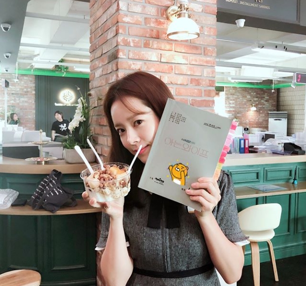 Actor Han Ji-min has released a photo of a coffee car that fans presented to the TVN drama Knowing Wife shooting scene.Han Ji-min said on August 17th, I am going to run hard on all the knowing wife teams with a heart full of thanks you.Thank you and posted several photos.In the photo, Han Ji-min stares at the camera with a calyx pose; Han Ji-mins impeccable innocent beauty captures Sight.Especially, the smooth skin without any blemishes and clear and large eyes are noticeable. Han Ji-min, who has a fresh look in another photo, is also attractive.Fans who encountered the photos responded such as Sister Beauty Crazy, I always cheer for you, Fighting!, I have a lot of trouble in the heat, angel from heaven.delay stock