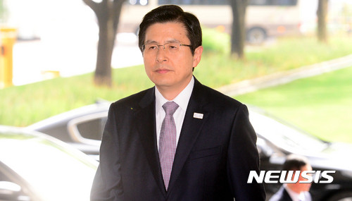 【서울=뉴시스】추상철 기자 = 황교안 전 국무총리가 지난해 5월10일 서울 종로구 정부서울청사로 출근하는 모습. 2017.05.10.scchoo@newsis.com