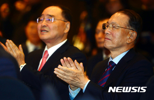 【서울=뉴시스】조성봉 기자 = 정홍원 전 국무총리가 지난 2016년 11월2일 오전 서울 종로구 세종문화회관 세종홀에서 열린 박정희 탄생 100돌 기념사업 추진위원회 출범식에참석해 김기춘 전 대통령 비서실장(오른쪽)과 함께 박수를 치고 있다. 2016.11.02.suncho21@newsis.com